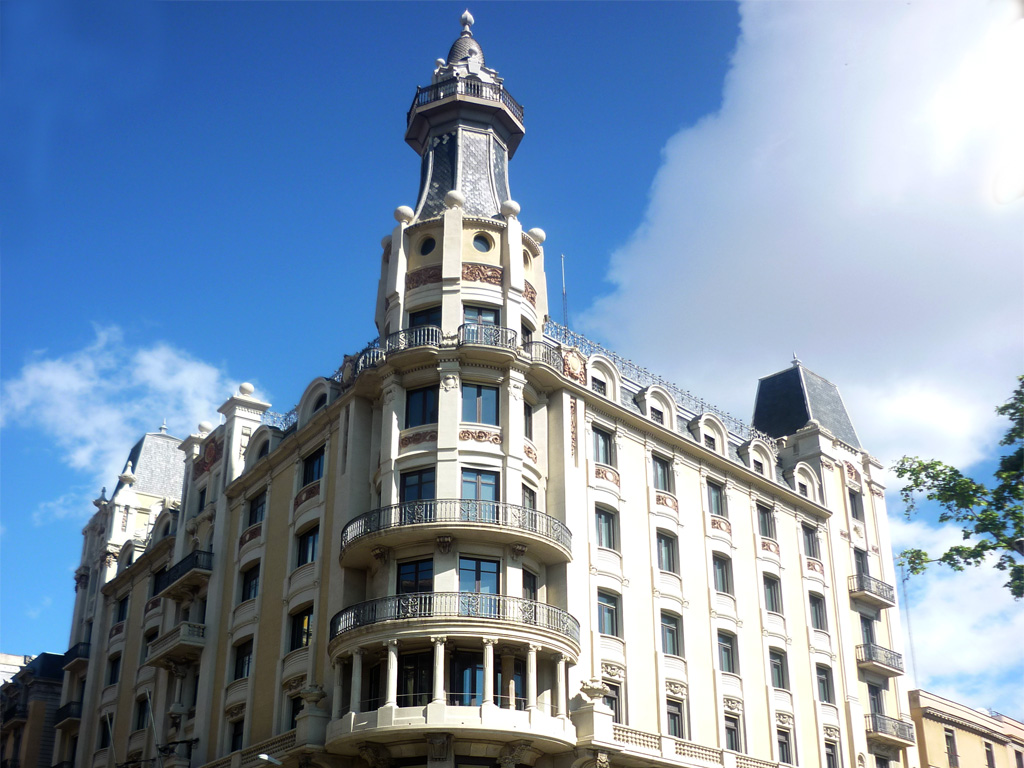 Detalle superior de la fachada del edificio en Via Laietana, 2 de Barcelona