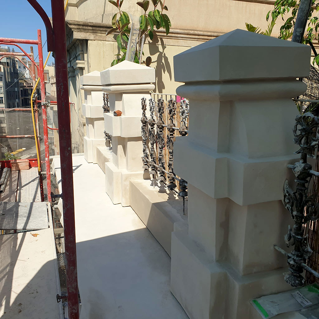 Vista general pilares recuperados de Plaza Universitat, 16 de Barcelona