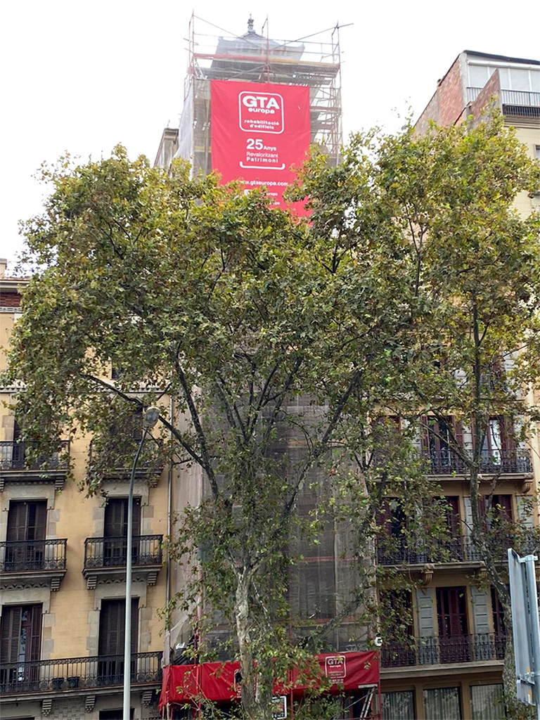 Vista general andamio para la rehabilitación del edificio en Plaza Universitat, 7 de Barcelon