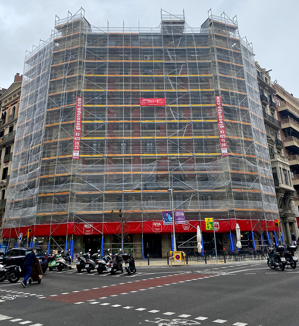 Vista general andamio inicio rehabilitación fachada en Compte Urgell, 153