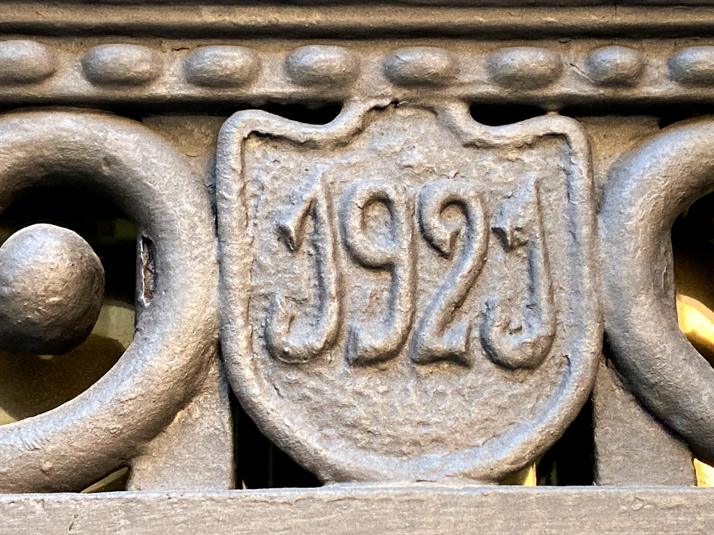 Escudo año 1921 de hierro rehabilitado Via Laietana, 2
