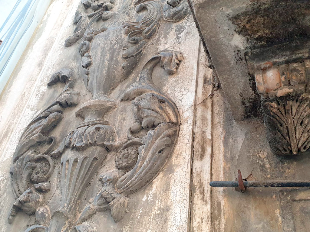 Detalle del estado de los ornamentos antes de la restauración de la casa Pau Ginesta