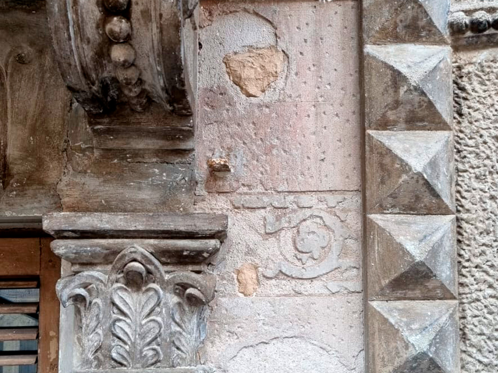 Esgrafiados descubiertos ornamentos rehabilitación de la fachada de Valencia, 209 de Barcelona