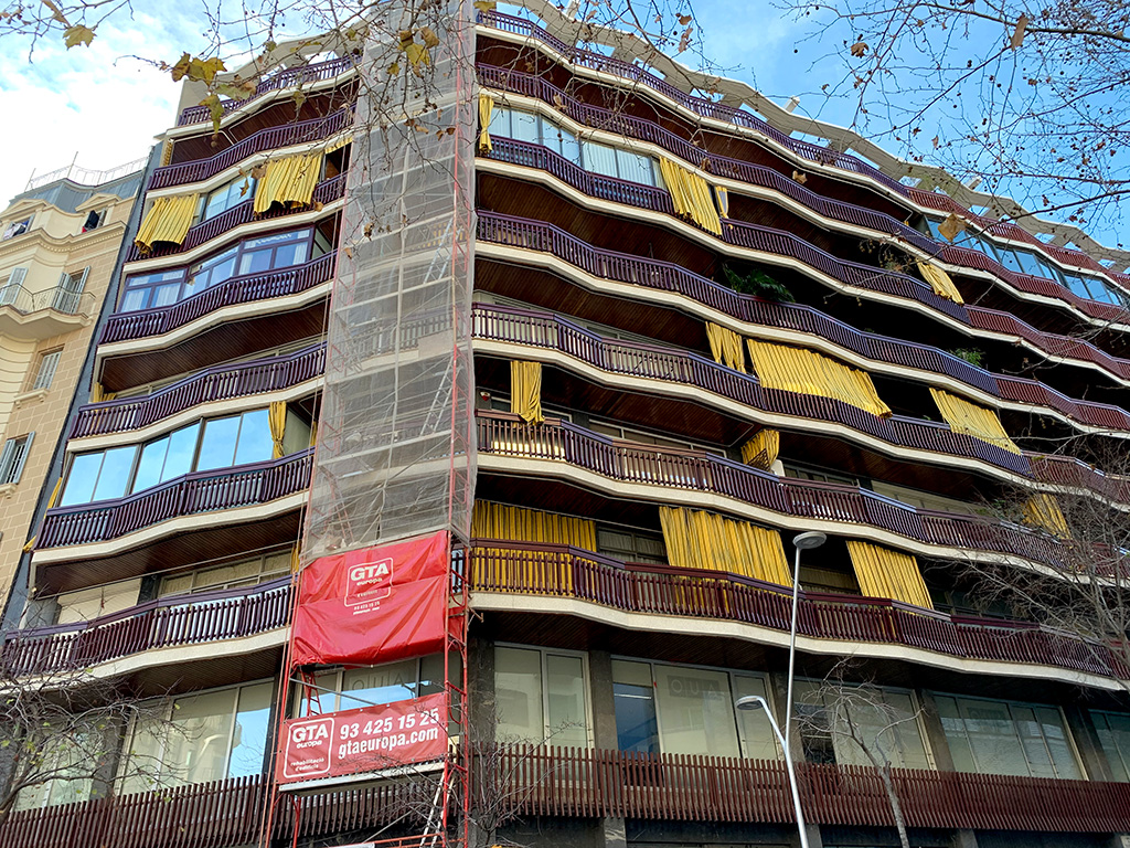 Fachada rehabilitada y torre andamio en Viladomat, 319 de Barcelona