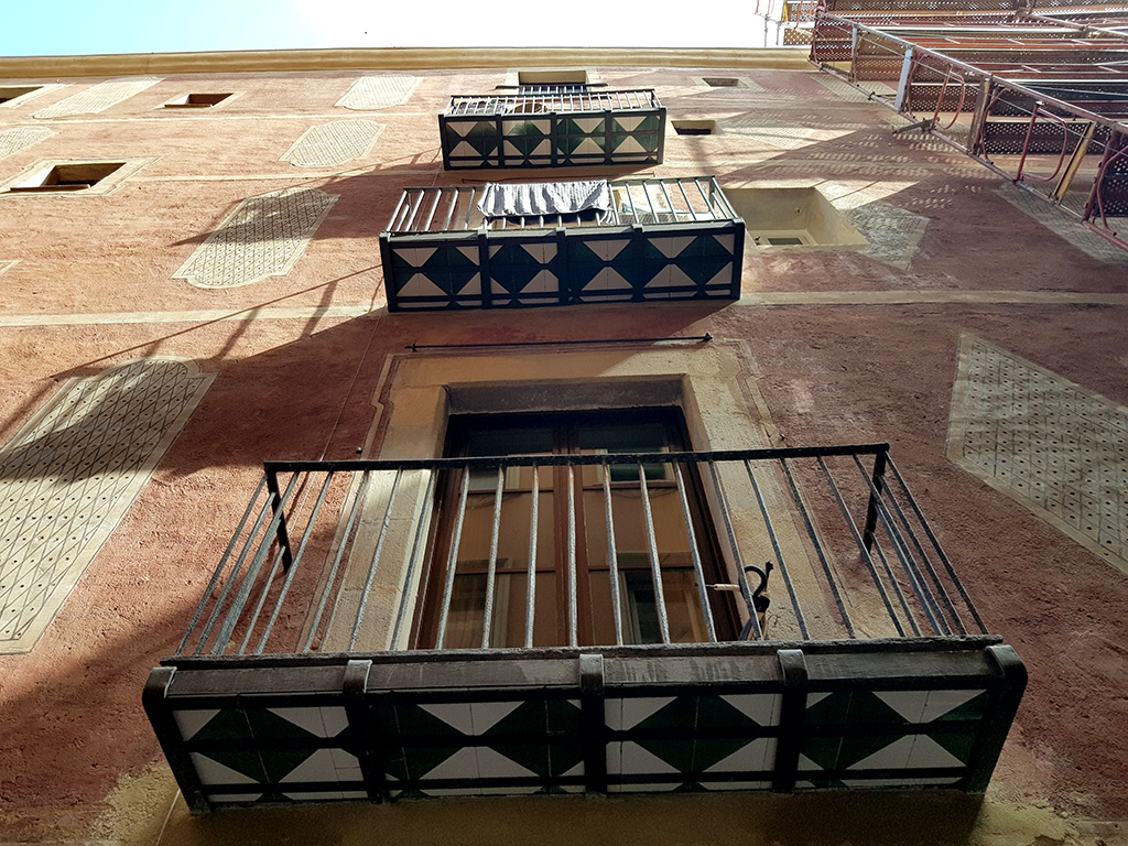 Vista fachada rehabilitada balcones Roig, 2
