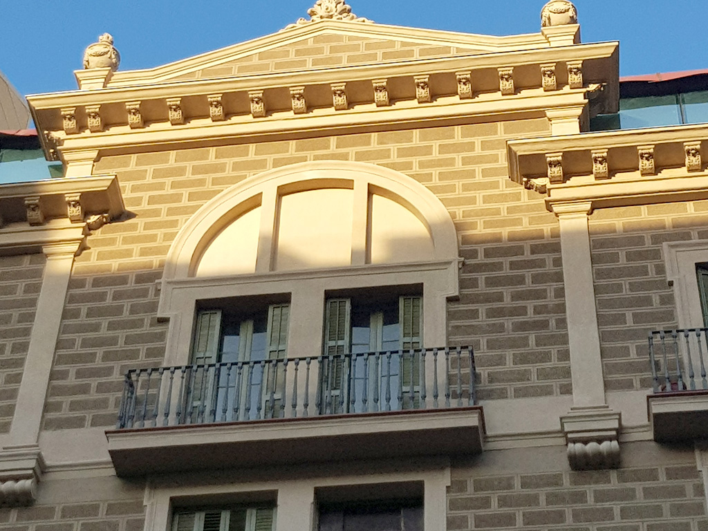 Cornisa fachada rehabilitada Roger de Llúria, 42