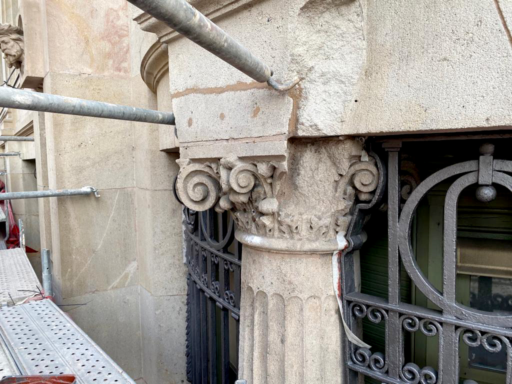 Mal estado del capitel en Vía Laietana, 2 Barcelona