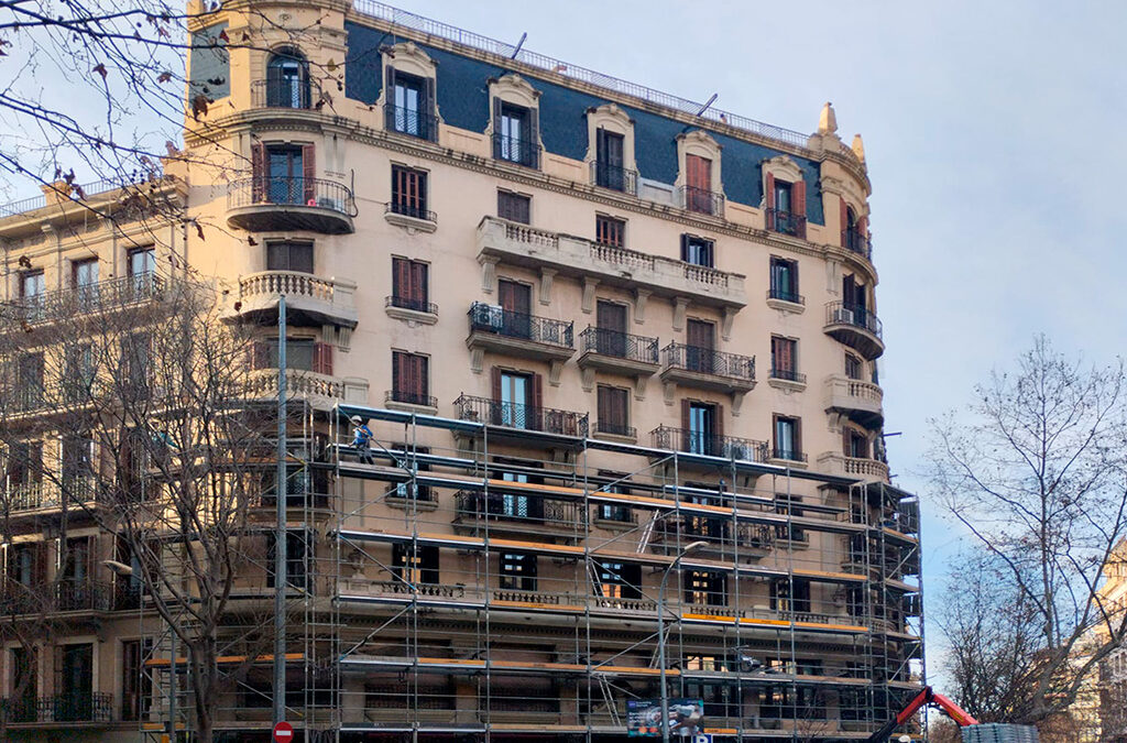 Inici rehabilitació de la façana de l’edifici a Aribau, 89 de Barcelona
