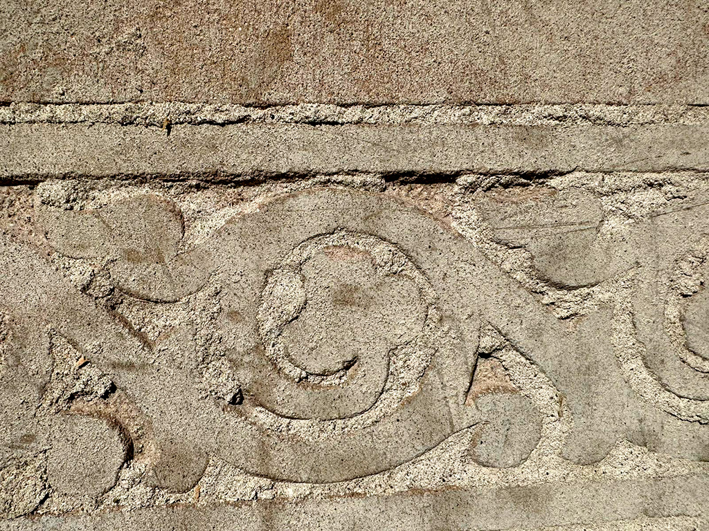 Detalle Esgrafiados descubiertos ornamentos rehabilitación de la fachada de Valencia, 209 de Barcelona