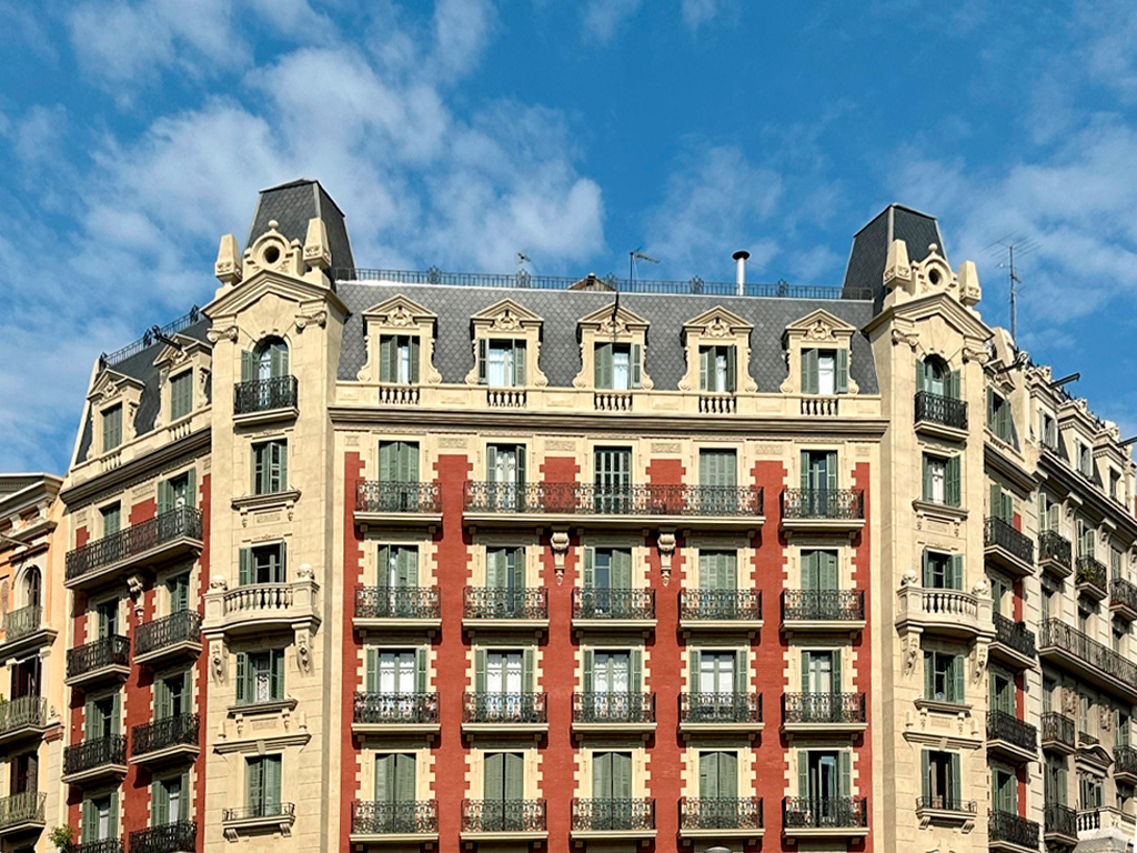 Fachada rehabilitada del edificio de Comte d'Urgell, 153 Barcelona, por GTA Europa