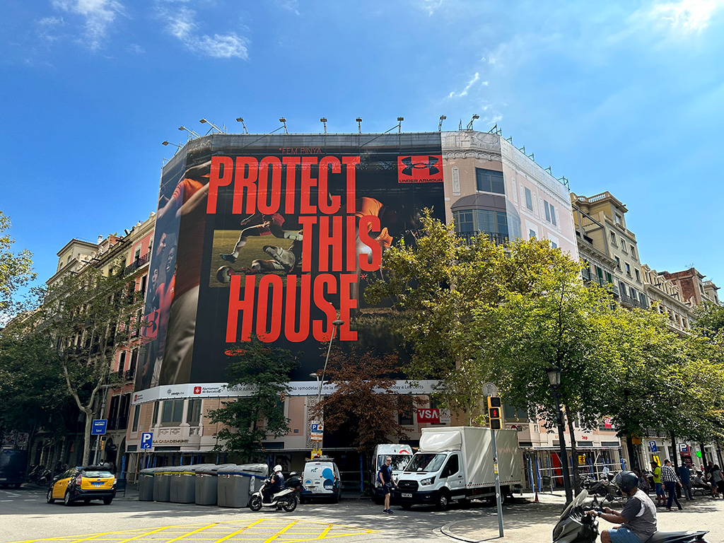 Edificio de Rambla Cataluña, 72 con lona publicitaria por GTA Europa
