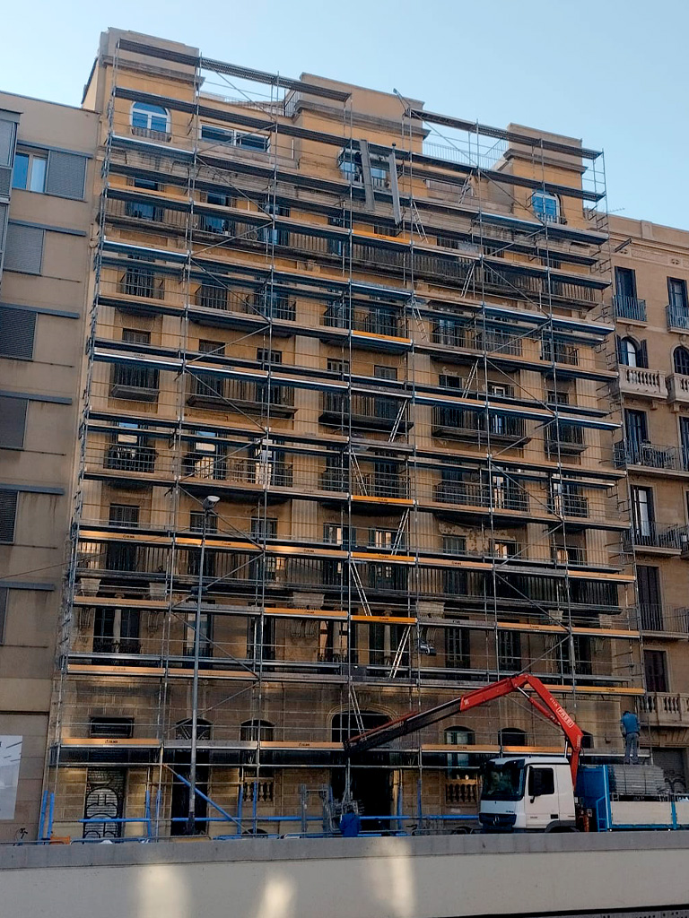 Montaje del andamio para inicio de la rehabilitación de la fachada del edificio en Gran Vía, 826 de Barcelona por GTA Europa