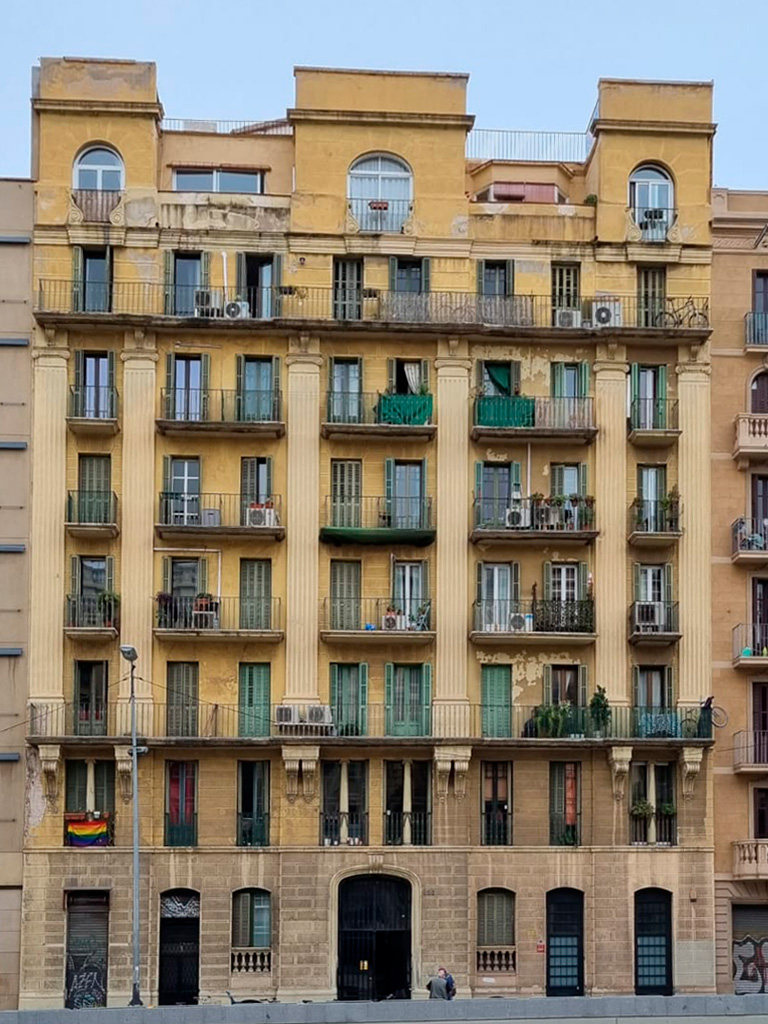 Vista de la fachada antes de la rehabilitación de la fachada del edificio en Gran Vía, 826 de Barcelona por GTA Europa