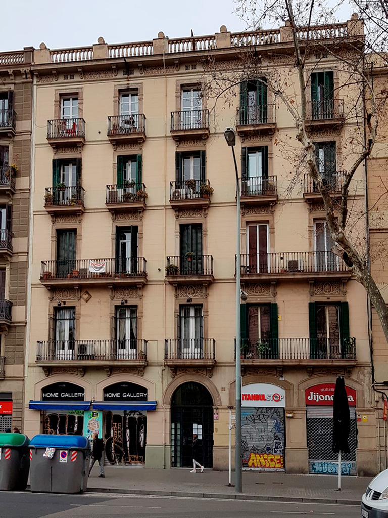 Vista general andamio inicio rehabilitación fachada en Compte Urgell, 153