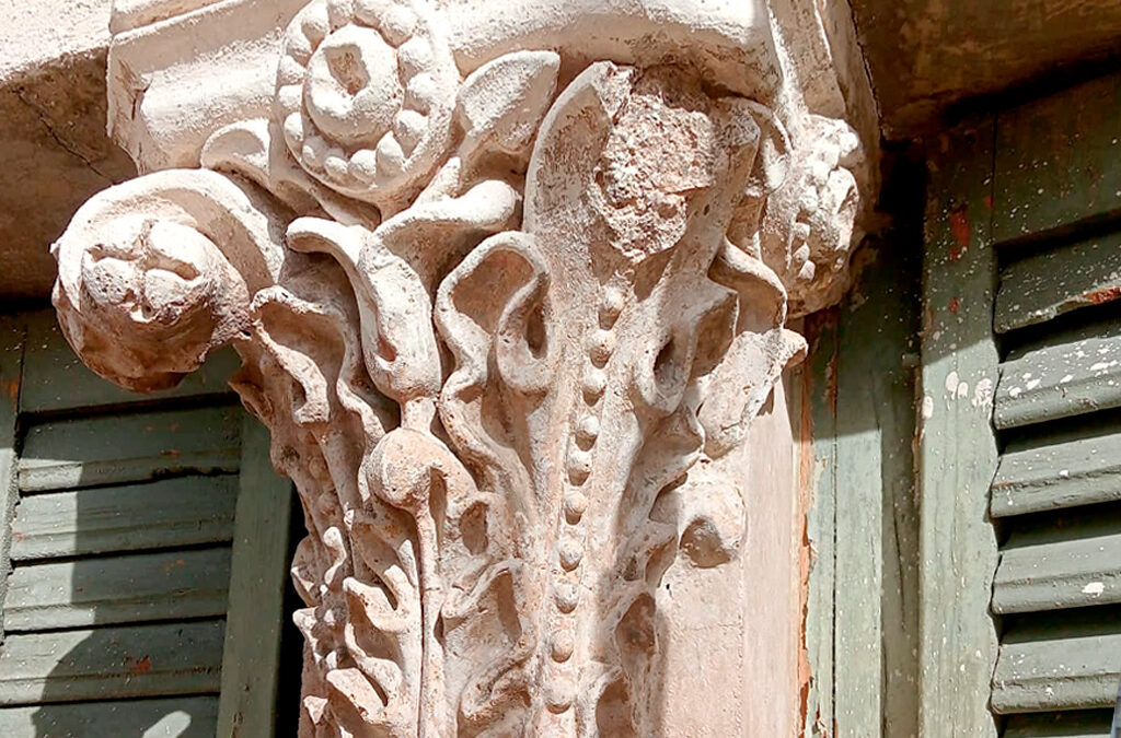 Arte y precisión en la reconstrucción del un capitel de Rambla Cataluña 72